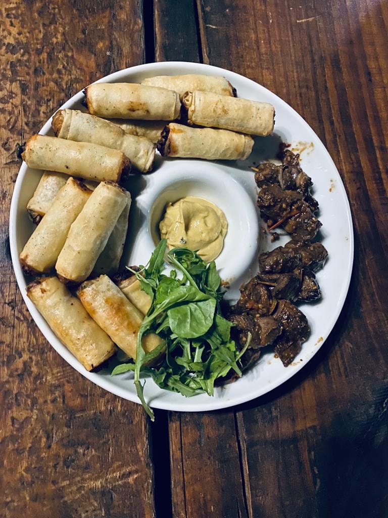 Spring rolls with dipping sauce and braised meat