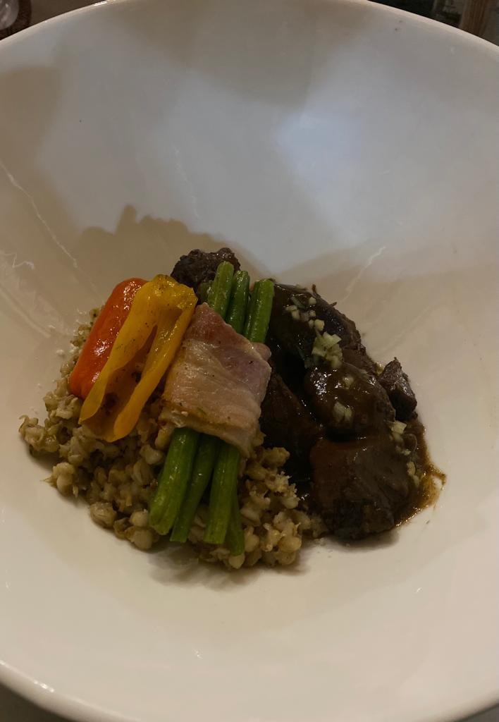 Braised game meat with pearl barley, asparagus and peppers